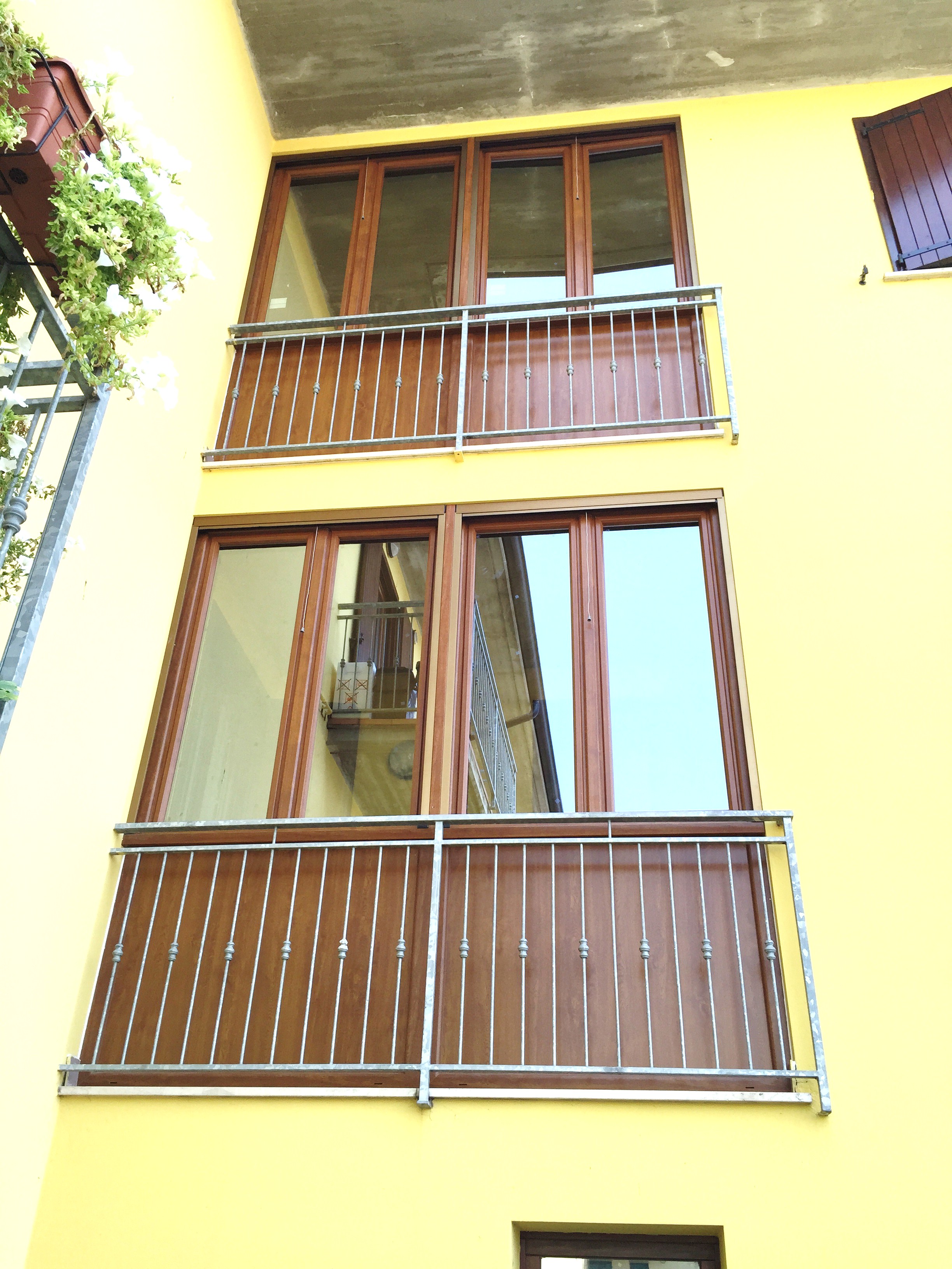 Chiusura balconi con serramenti in pvc , abitazioni a Asola (MN).