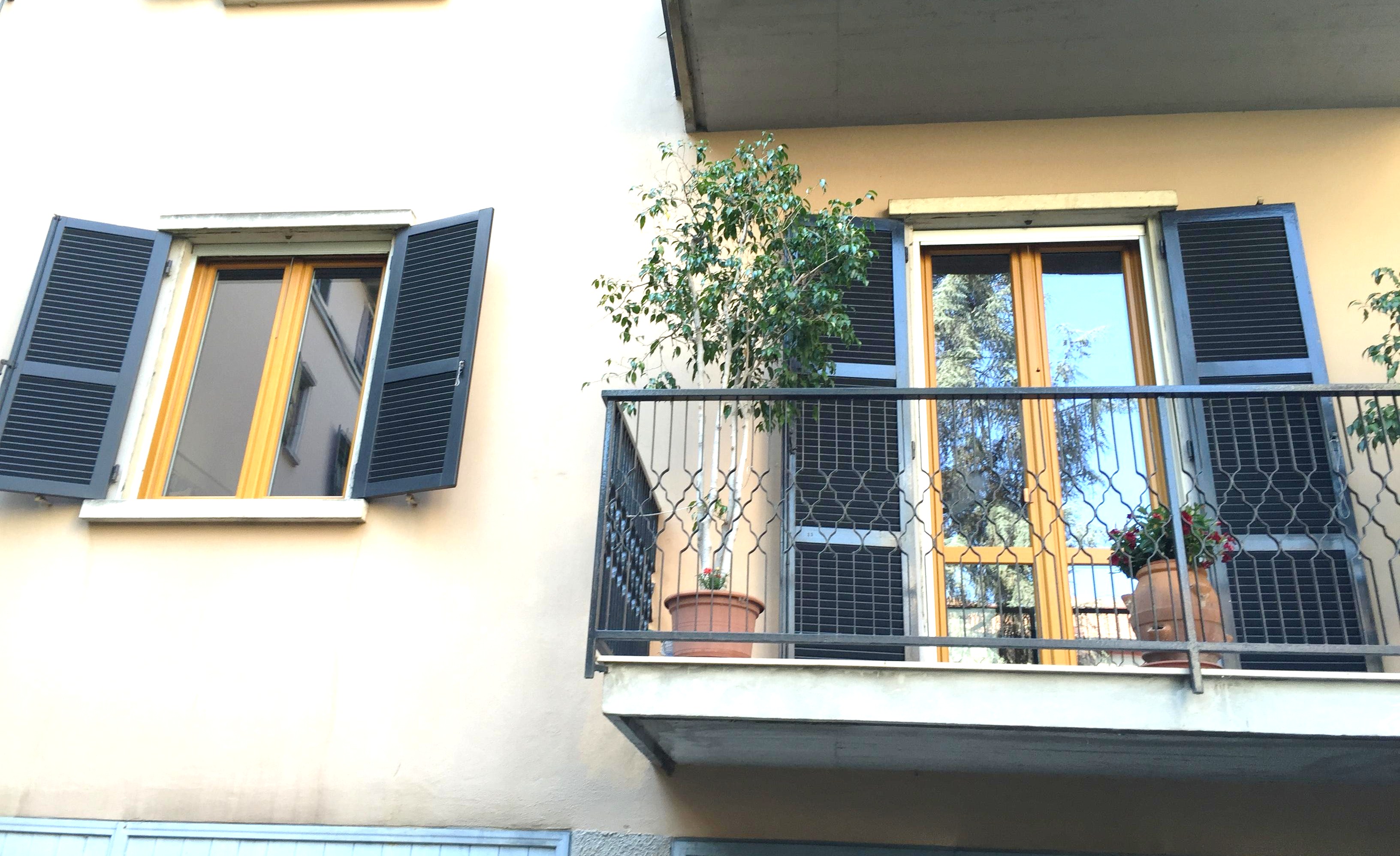 Sostituzione serramenti in PVC bicolore , abitazione a Cremona.